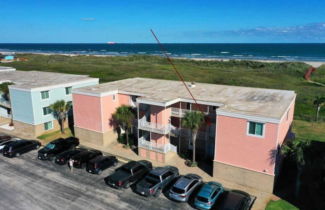 Oceanfront Condo w/ Private Balcony Pool + Tennis Bubbly Blew by Avantstay - Foto 9