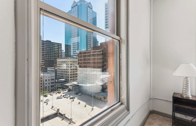 Spacious 2BR Downtown Retreat - Photo 55