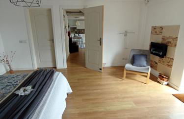 Alojamento - Apartamento ou quarto - Estacionamento à porta - Foto 17