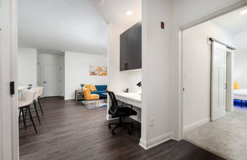 Sunrise Glow Spacious 2BR 2BA 2 King Beds Gym WFH - Foto 25