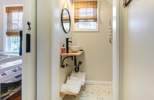 Walk to Town and River Charming Home in North East! - Foto 13