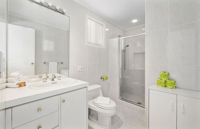 3BR 3BA Pool Downtown Short Walk to Beach - Foto 16