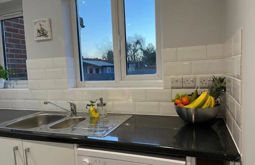 Three Bedroom City Home with Garden - Photo 15