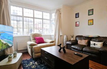 Spacious Home Near Wembley, Free Parking, Close to Tube, Garden - Photo 6