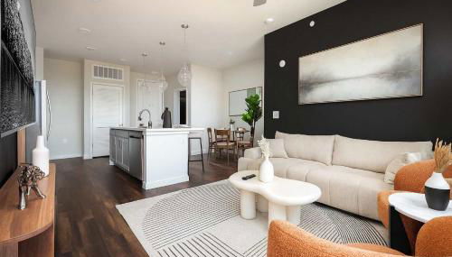 Stylish Downtown 2BR Retreat with Parking and Pool - Foto 2