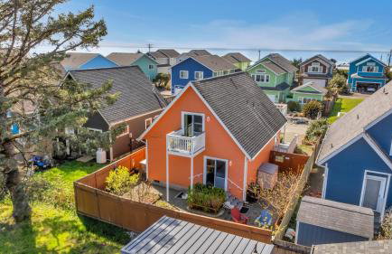 Sunkissed 3BR beach getaway - dog-friendly fenced yard, firepit, glimpse ocean views, near beach access, sleeps 8 - Foto 12