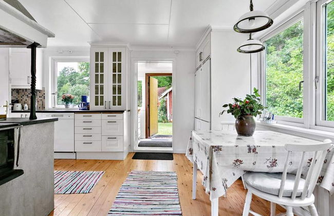 Seaside Cottage With Balcony and Grill - Photo 5