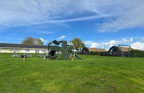 Gamekeepers Cottage - Hot Tub, 2 bed, sleeps 4, private patio, AC, stunning views - Photo 16