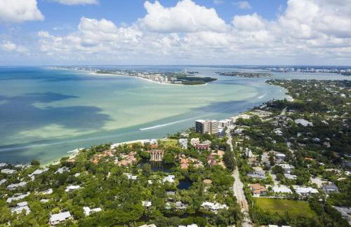 Private Village Home with Heated pool & spa with private front courtyard - Photo 20