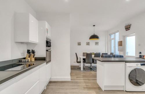 JUNGLE HOT TUB, games room, near eateries, micro brewery, pubs, beauty salons and boutique shops, Argyle, free Netflix, in the heart of Plymouth - Dogs welcome - Hosted by Absolute Accommodation Plymouth - Foto 6