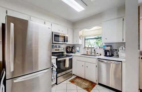 Inviting condo with an outdoor pool, washer/dryer, & AC - near the beach - Foto 8