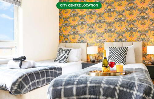 Stylish Canal Side Apartment - City Centre - Free Parking, Balcony, Smart TV, Fast Wifi by Yoko Property - Photo 1