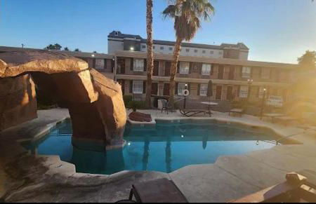 Chic furnished studio with inviting modern decor - Photo 19