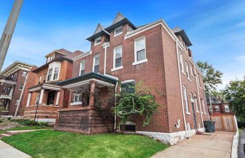 Luxury Living: Grand 7BR/5BA near Everything - Photo 15