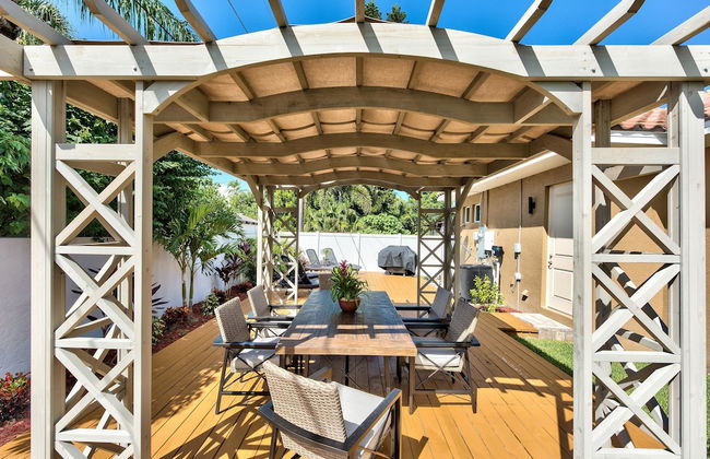 Amalfi Vacation Rental: Stylish 3-BR Retreat Steps from Vanderbilt Beach. Relax by the Private Pool and Enjoy Modern Amenities. Ideal for Families with Easy Access to Mercato and Local Attractions - Photo 15