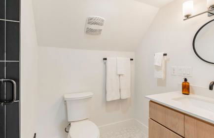 6BDR Luxe Pool Retreat • City Views Ping Pong Foosball Guest House Henley - Foto 59