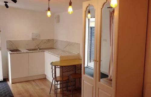 Self Contained, Double Bed Studio, private kitchen, private Bath, Walking distance to Harry Potter - Foto 17
