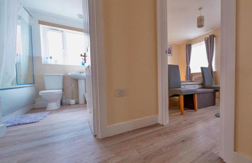 Cosy Home-Sleeps 5- Private Garden- Free Parking - Foto 15