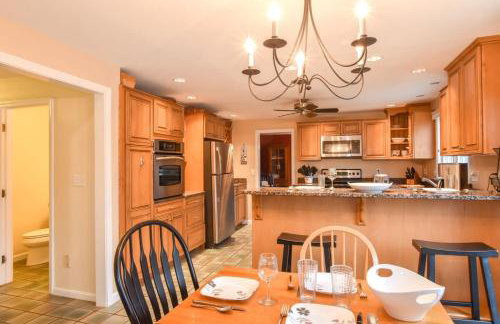 Beautiful Spacious Family Retreat w Pool - Foto 8