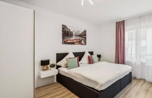 Prime Host Balcony Apartment - Photo 2