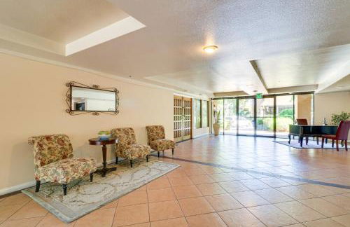 Granada Hills Condo with Community Pool and Workspace - Foto 21