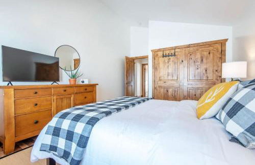 Family Fun Fireplace & Huge Deck - Photo 36