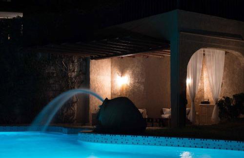 Tranquil Infinity Pool Getaway (private jacuzzi and steam bath, pool, garden, sea and city views) - Foto 13