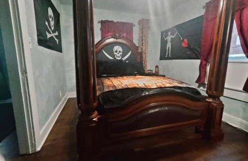 Pirate Seeking crew. Downtown Fort Smith - Foto 1