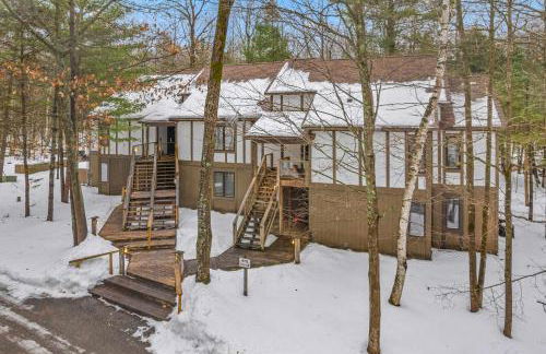 New, Spacious and charming, with a river view, conveniently located near skiing and golf - Foto 32