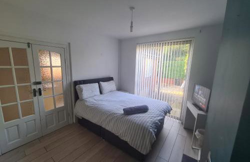 L & J Escapes - 8 Bedrooms suitable for Contractors and Families- Private parking available for 6 vehicles - Foto 45