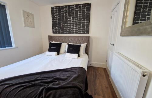 Modern & Spacious 5 Bedroom Bungalow with Parking Near Brecon Beacons & Bike Park Wales - Photo 14