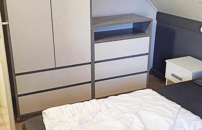 Appealing Bungalow With Garden - Photo 3