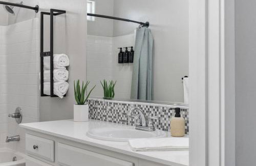 Spacious Home with Private Pool - Photo 71