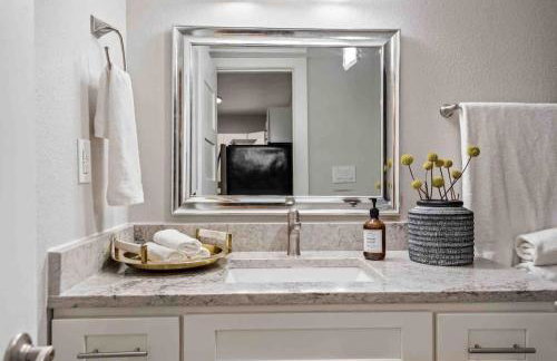 Quiet neighborhood steps away from Downtown stores - Foto 22