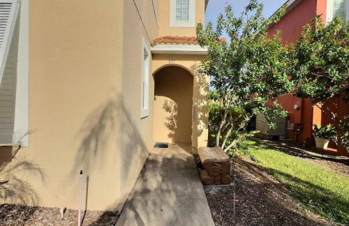 4BR Bella Vida Lakeview Pool Townhome - Photo 44