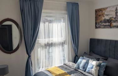 Spacious 2B Apt Zone 2 sleeps 4 F5 - Photo 12