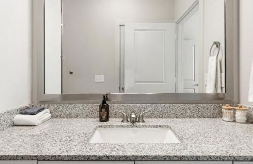 Poolside Luxury 1BR w Private Patio - Photo 29