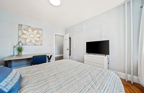 Cozy Up in 5BR Apt Near Charming Oak Square - Foto 15