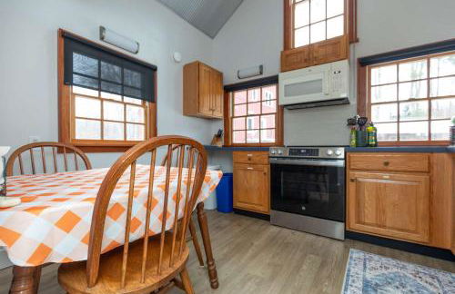 Modern Woodland Escape w Wshr dryer and Large Yard - Foto 15