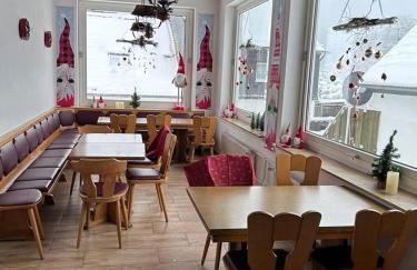 Haus Astenblick in Winterberg Ferienwohnungen mit Gastraum Wanderveranstaltungen und Familienfeiern - Foto 2