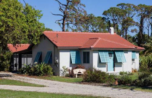 1mi to Beach Jungle Bungalow 1 acre with Pool - Foto 2