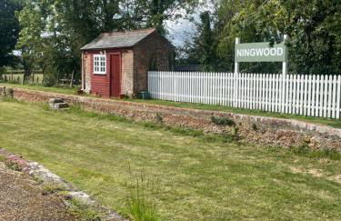 Ningwood Old Station Chalet Ningwood Isle of Wight - Photo 2