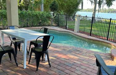 Lakeside Retreat with pool, dock & game room - Foto 9