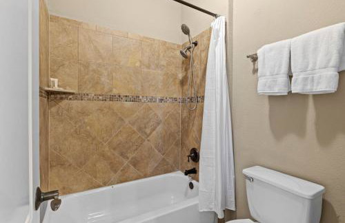 Lake Travis Family Retreat with Theater Game Room and BBQ 7 min from Marina - Foto 16