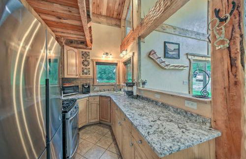 Private Deck and Mtn Views Family Getaway in Eureka - Foto 8