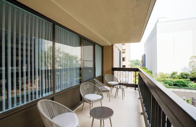 Modern Apartment with Top Amenities - Photo 22