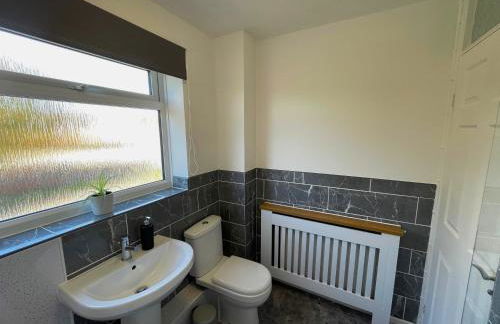 Your Leominster Base - 3BR Home with Garden & Parking - Foto 48