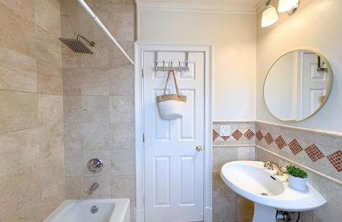 Family-Friendly 4 Bed 3 Bath Downtown Delight - Foto 34