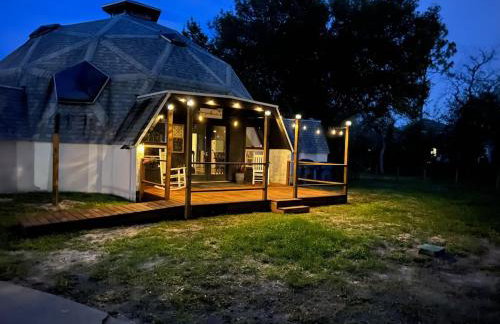 DeLand Dome House- 98 Inch TV - Open Kitchen - Near Bridle Oaks - Photo 2
