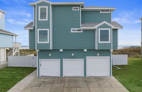 Oceanfront home with pool, large decks, fire pit and private walkover to the beach - Foto 1